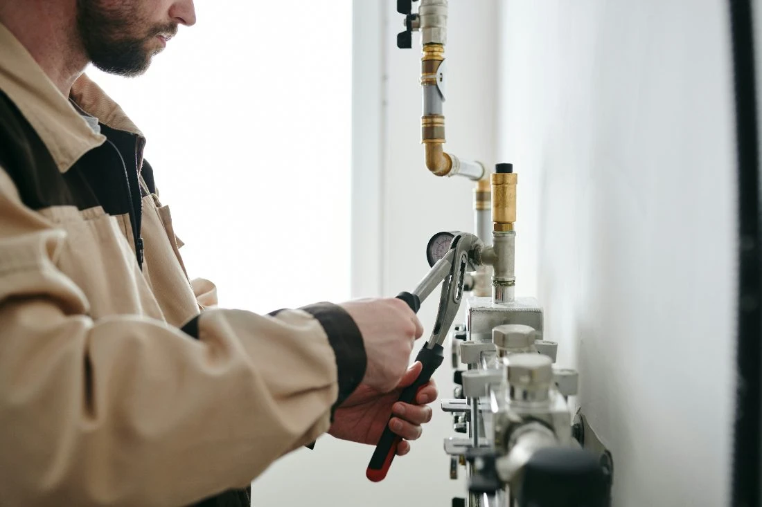 Technicien intervenant sur un compteur